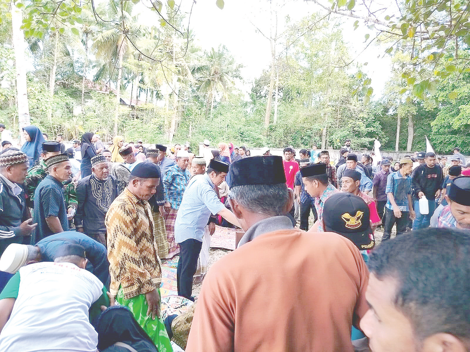 Suasana pemakaman 15 korban kapal tenggelam di teluk Banggai Kabupaten Buton Tengah. (YULI/KENDARI POS)