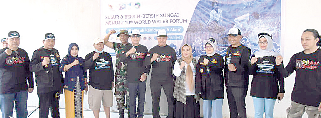 Pj Wali Kota Kendari, Asmawa Tosepu (tengah) foto bersama peserta aksi bersih sungai usai pembukaan acara. (Foto-foto: Diskominfo Kota Kendari)