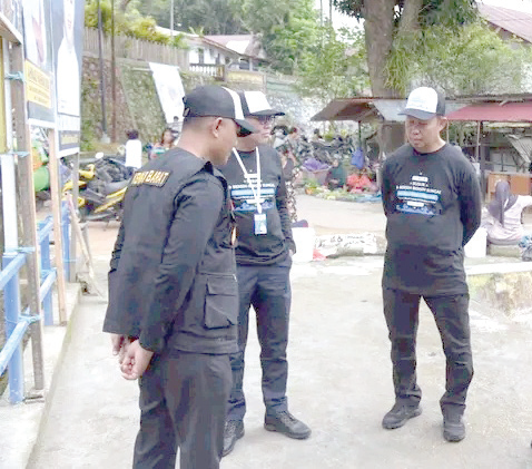 Asmawa Tosepu (kanan) berdiskusi dengan jajarannya sebelum pelaksanaan aksi bersih sungai. (Foto: DISKOMINFO KOTA KENDARI)