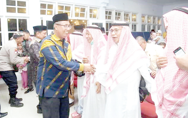 PERJALANAN SPRITUAL : Sekab Buton, Asnawi Jamaluddin menyambut haru para jemaah haji yang baru saja kembali dari tanah suci di rumah dinas bupati. (ELYN IPO/KENDARI POS)