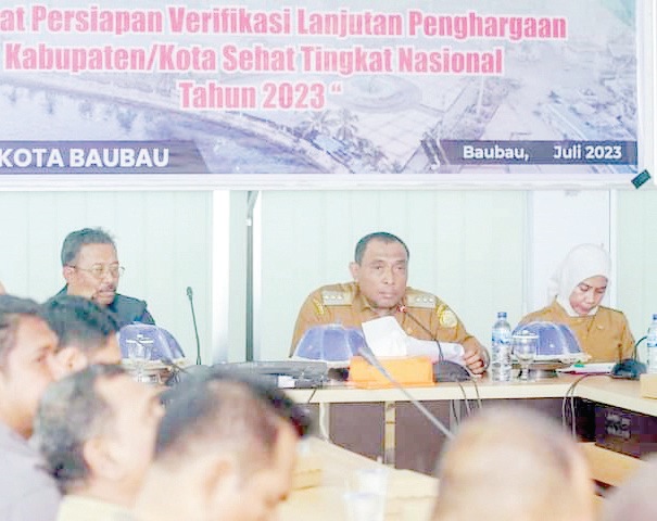 PERTAHANKAN REPUTASI : Wali Kota Baubau, La Ode Ahmad Monianse (tengah, depan) ketika memimpin rapat pemantapan menyongsong penilaian Kota Sehat 2023. (DISKOMINFO KOTA BAUBAU FOR KENDARI POS)