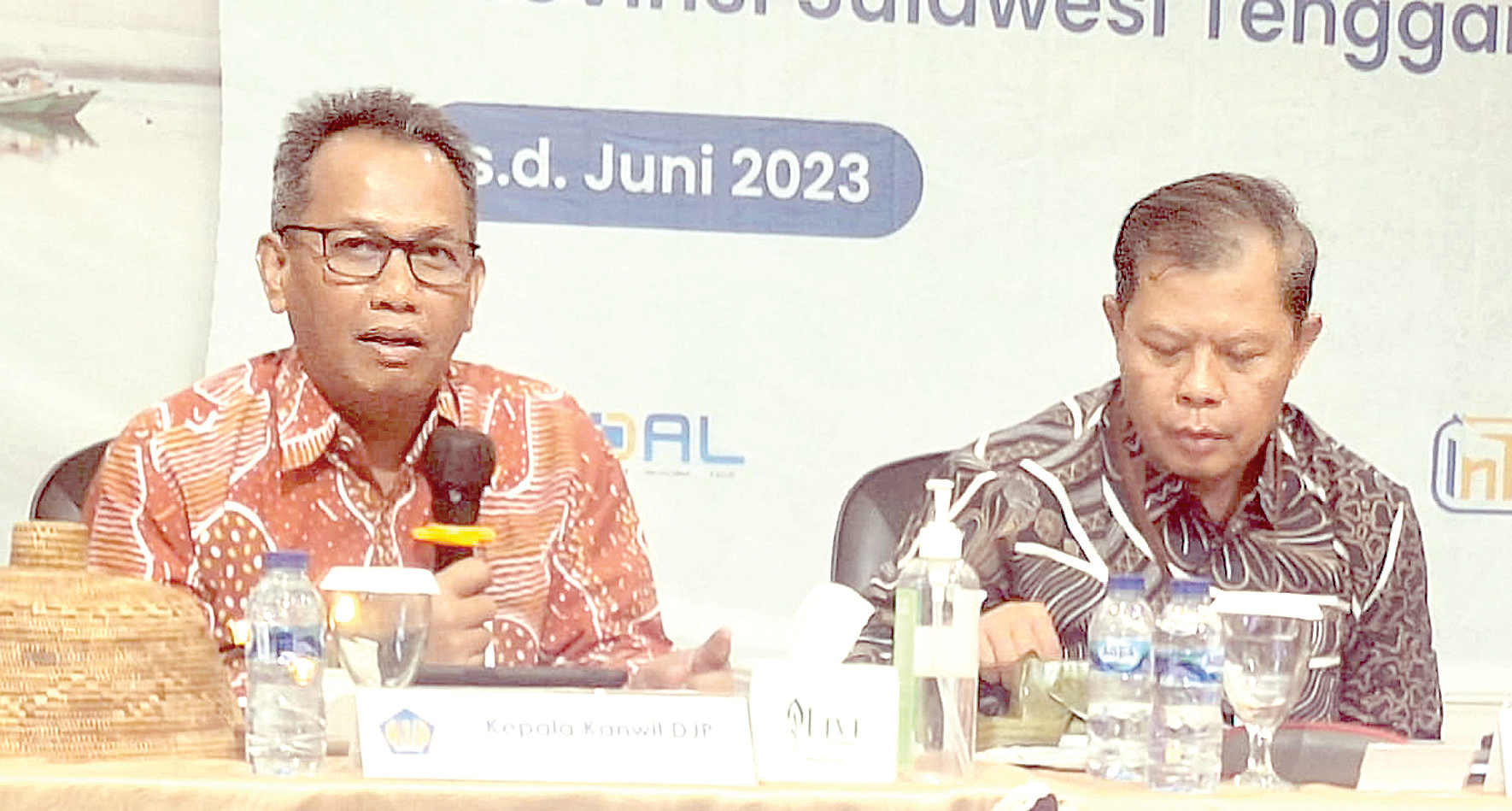 Kepala Kanwil Direktorat Jenderal Pajak (DJP) Wilayah Sulawesi Selatan, Barat dan Tenggara, Arridel Mindra (kiri) saat memaparkan kinerja penerimaan sektor pajak Provinsi Sultra bersama Direktur Sistem Perbendaharaan Dirjen Perbendaharaan, Ludiro (kanan). (Rahma Safitri/Kendari Pos)