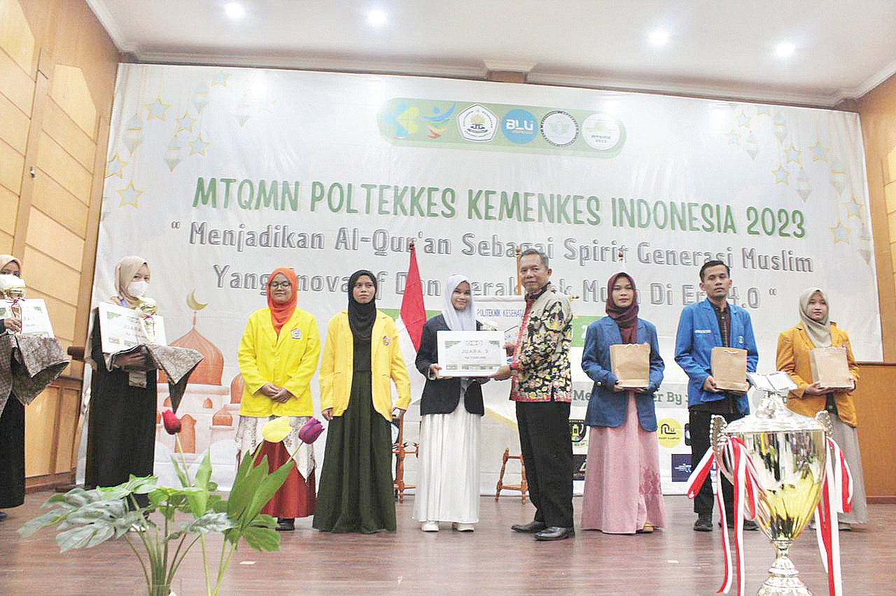 Penyerahan hadiah kepada Aisyah mahasiswa Poltekkes Kemenkes Kendari. (Dok. Poltekkes for Kendari Pos)