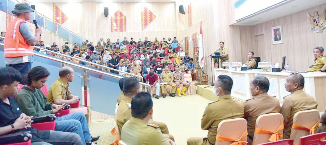 Pj Wali Kota Kendari, Asmawa Tosepu (podium) berdiskusi dengan petugas kebersihan terkait penanganan masalah sampah di Kota Lulo.