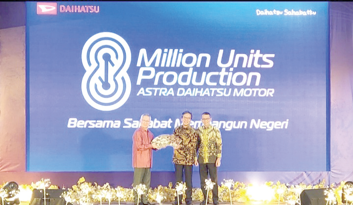 Penyerahan apresiasi shareholder Astra kepada Astra Daihatsu Motor dalam merayakan capaian 8 juta unit produks