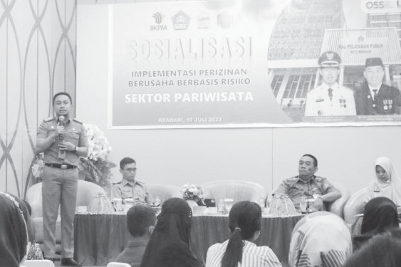 INVESTASI: Staf Ahli pemerintah Kota Kendari Bidang Ekonomi, Pembangunan dan Keuangan Muhammad Saiful memberikan sambutan saat sosialisasi perizinan berusaha berbasis risiko sektor pariwisata, di salah satu hotel di Kota Kendari, Senin (10/7).
