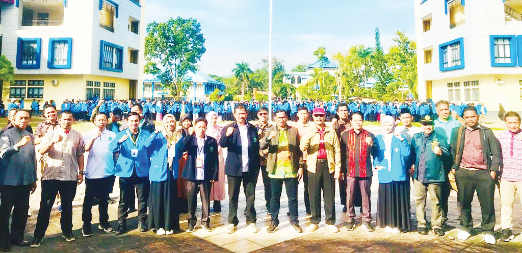 Foto bersama saat pelepasan mahasiswa KKN IAIN Kendari.