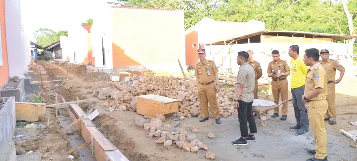 TINJAU: Plh Wali Kota Kendari, Ridwansyah Taridala didampingi Kadis Sosial Abdul Rauf beserta jajaran meninjau pembangunan rumah layak huni di TPA Puuwatu.