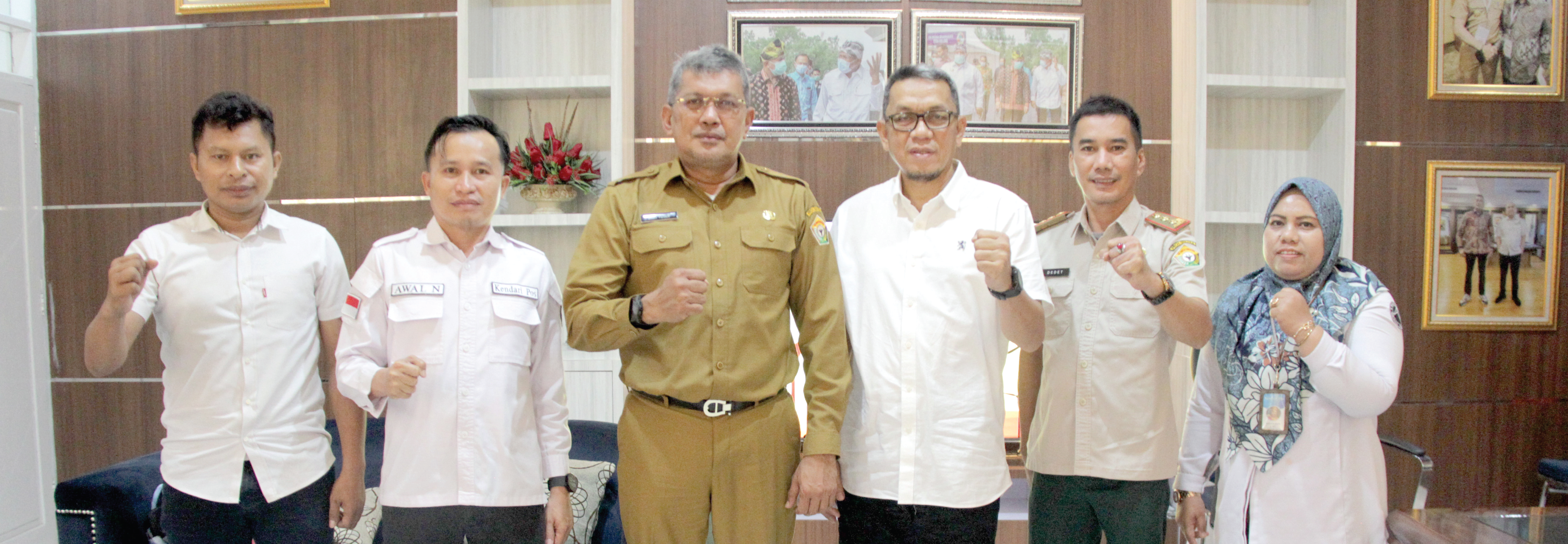 Kepala BPBD Sultra, Muhammad Yusup (3 dari kiri) dan Direktur Kendari Pos, Irwan Zainuddin (3 dari kanan). Turut mendampingi Kabid Kedaruratan dan Logistik BPBD Sultra, Dedet Il‎nari Yusta (2 dari kanan) dan jajaran manajemen Harian Kendari Pos usai silaturahmi di kantor BPBD Sultra, Selasa (11/7), kemarin. (MUH.ABDI ASMAUL AMRIN / KENDARI POS)