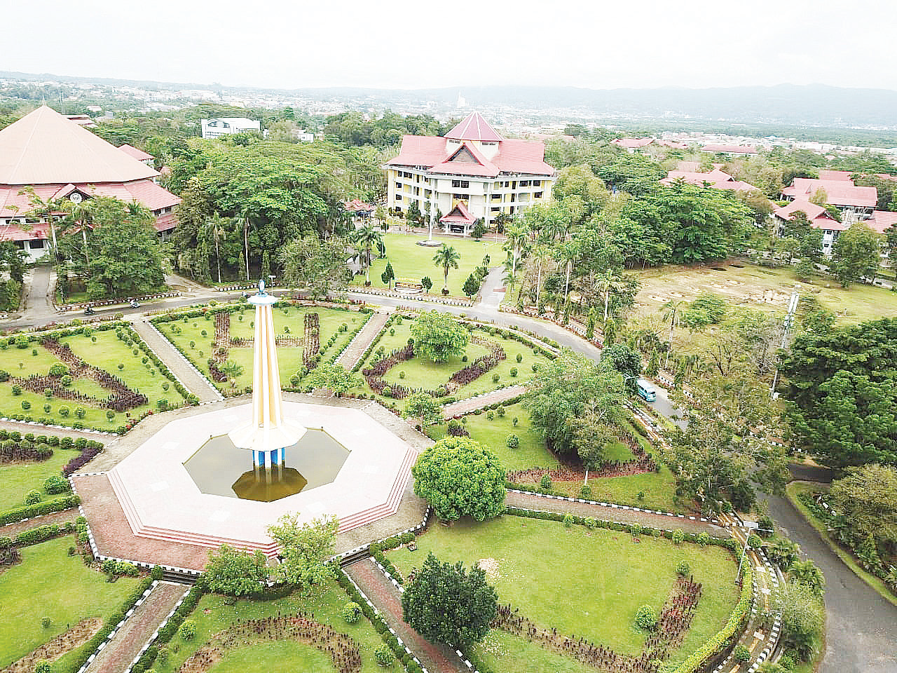 Tugu Persatuan UHO yang berada di pusat Kampus Baru