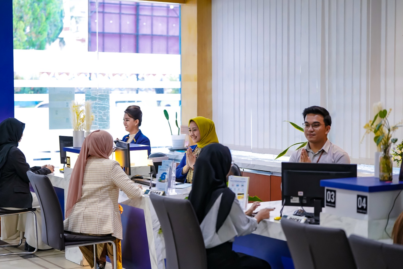 Suasana layanan perbankan di Bank Sultra. Animo masyarakat antusias bertransaksi di bank milik daerah itu. (AGUS SETIAWAN / KENDARI POS)