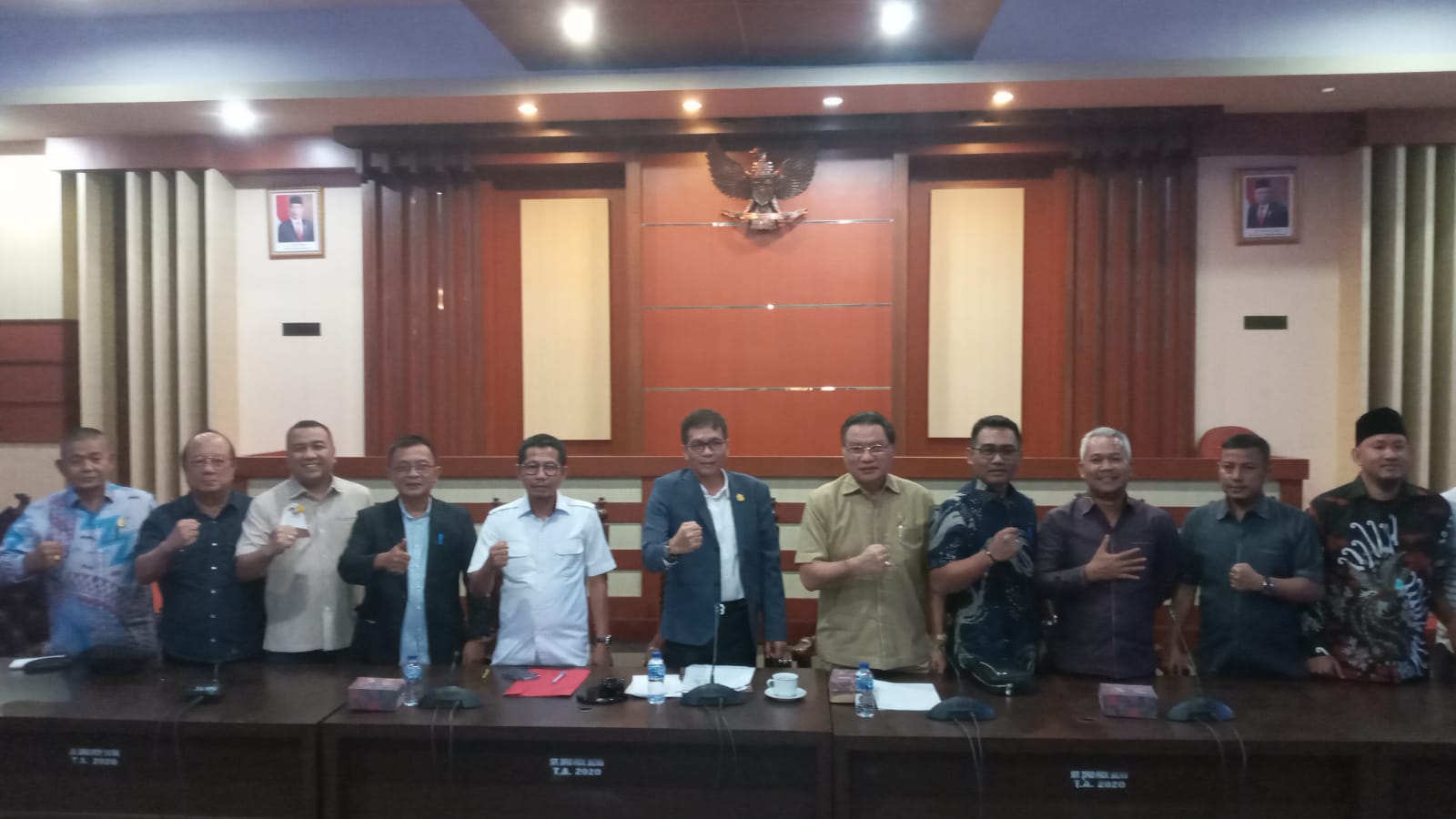 Ketua DPRD Sultra, Abdurrahman Shaleh (tengah) bersama unsur pimpinan DPRD dan ketua-ketua fraksi di DPRD Sultra usai rapat paripurna pengusulan calon Pj.Gubernur di kantor DPRD Sultra, Selasa (1/8), kemarin. (KAMALUDDIN / KENDARI POS)