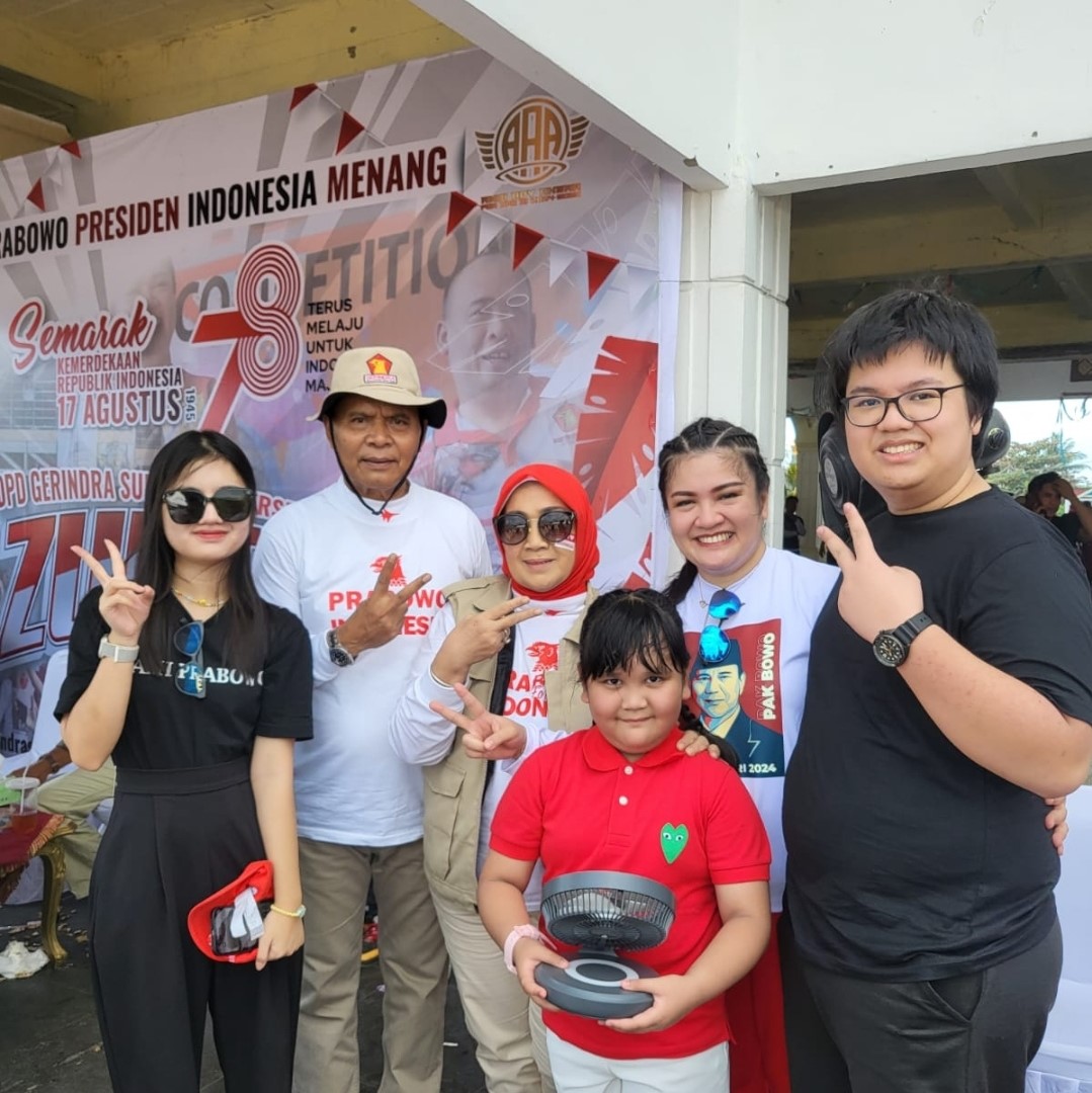 
Ketua Dewan Pembina PIRA Sultra, Dessy Indah Rachmat (2 dari kanan) bersama Ketua Dewan Pembina DPD Gerindra Sultra, Barhim (2 dari kiri) didampingi istri di sela-sela senam Zumba massal di pelataran eks MTQ Kota Kendari, Minggu (20/8), kemarin. (Muhammad Akbar Ali/Kendari Pos)