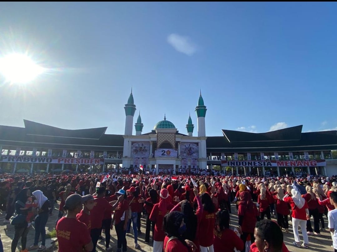 Ribuan masyarakat memadati senam Zumba Massal yang diselenggarakan DPD Gerindra Sultra di pelataran eks MTQ Kota Kendari, Minggu (20/8), kemarin. (Muhammad Akbar Ali/Kendari Pos)