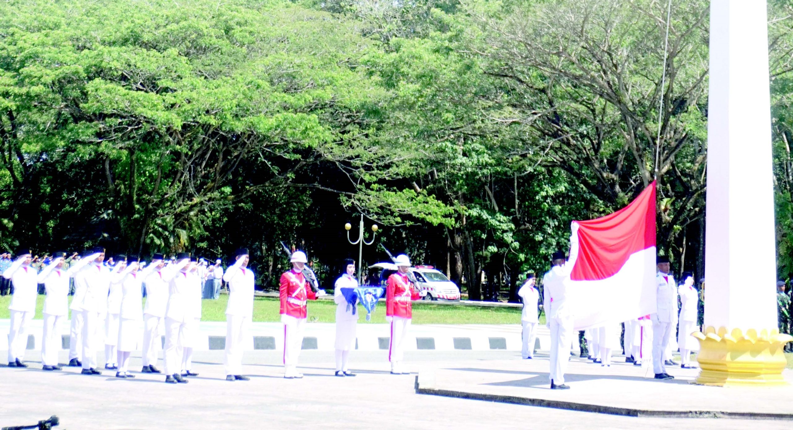 Anggota Paskibraka Provinsi Sultra mengibarkan bendera merah putih.