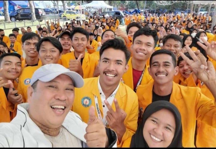 PERHATIAN : Bupati Konut, H. Ruksamin saat berswafoto dengan peserta KKN UHO usai menerima di Pantai Taipa, Kecamatan Lembo, kemarin. Ia juga sekaligus memberikan bantuan berupa uang tunai untuk setiap Posko KKN. (HELMIN TOSUKI/KENDARI POS)