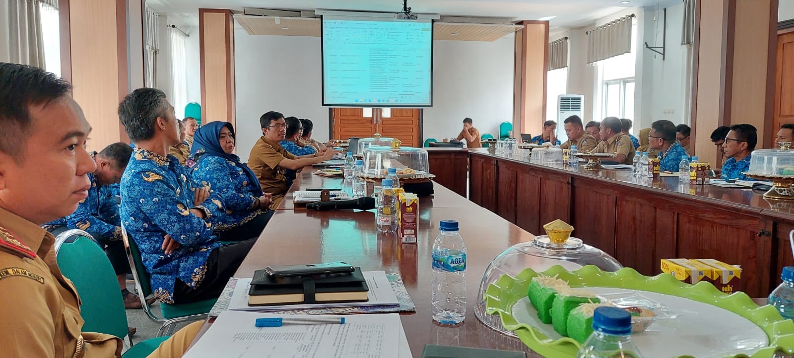 OPTIMALKAN BELANJA : Suasana rapat evaluasi dan percepatan serapan anggaran OPD di lingkup Pemkab Koltim yang dipimpin Sekretaris Kabupaten, Andi Muh. Iqbal Tongasa, kemarin. (KUSDIN/KENDARI POS)