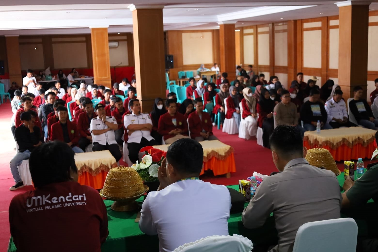 BANTU PEMKAB : Para mahasiswa UMK peserta Kuliah Kerja Amaliah saat diterima Asisten III Setkab Konut, La Ondjo mewakili Bupati, Ruksamin, kemarin. (HELMIN TOSUKI/KENDARI POS)