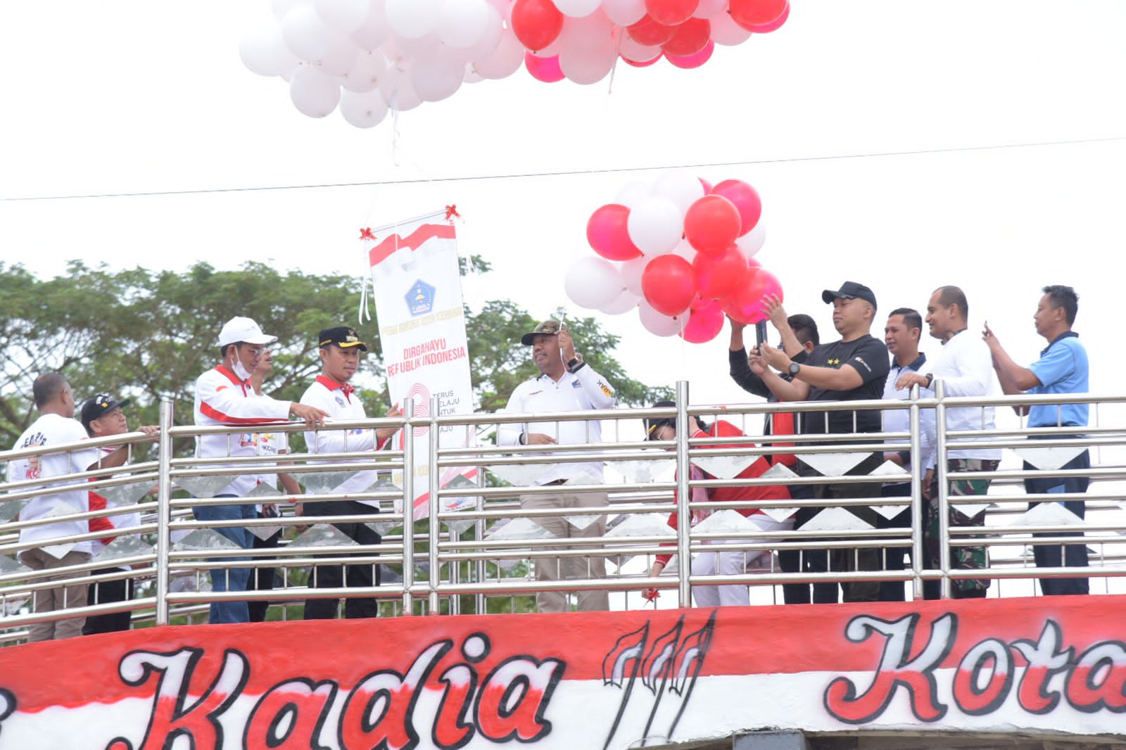 Pj. Wali Kota Kendari, Asmawa Tosepu (4 dari kiri) melepas balon merah putih menandai peluncuran Semarak Kemerdekaan dalam rangka menyambut HUT ke-78 RI di Kali Kadia, Jumat (4/8), kemarin. (AGUS SETIAWAN / KENDARI POS)