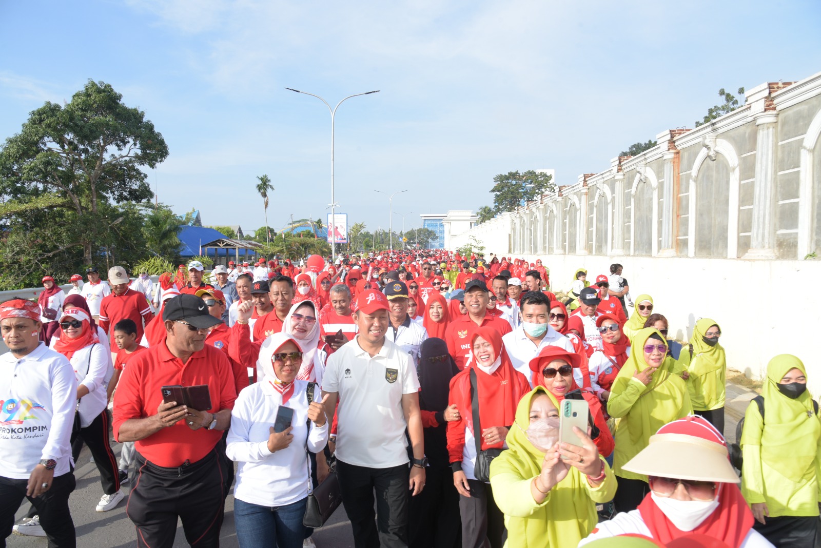 Pj.Wali Kota Kendari, Asmawa Tosepu (tengah, topi merah) berbaur dengan warganya saat jalan sehat Merdeka dalam rangka memeriahkan Hari Kemerdekaan ke-78 RI, Minggu (13/8), kemarin. (AGUS SETIAWAN / KENDARI POS)