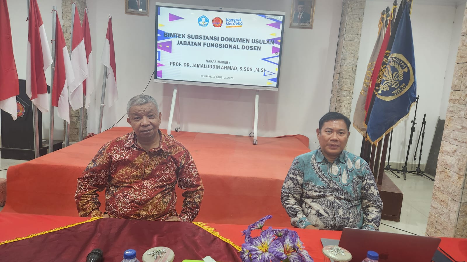 Rektor Unsultra, Prof. Dr. Ir. H. Andi Bahrun, M.Sc.Agric (kiri) dan Prof. Dr. Jamaluddin Ahmad, S.Sos, M.Si (kanan), narasumber bimtek substansi dokumen usulan jabatan fungsional dosen, Kamis (10/8), kemarin. (EWIN ENDANG SAHPUTRI / KENDARI POS)