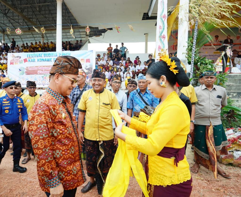 Bupati Konsel, H.Surunuddin Dangga (kiri) didampingi Ketua PHDI Konsel, I Gusti Adi Suwantara (tengah) disambut secara adat dalam pembukaan Festival Budaya ke-2 yang digelar Parisada Hindu Dharma Indonesia (PHDI) Konsel di alun alun Pemkab Konsel, Minggu (6/8), kemarin. (I NGURAH PANDI SANTOSA / KENDARI POS)