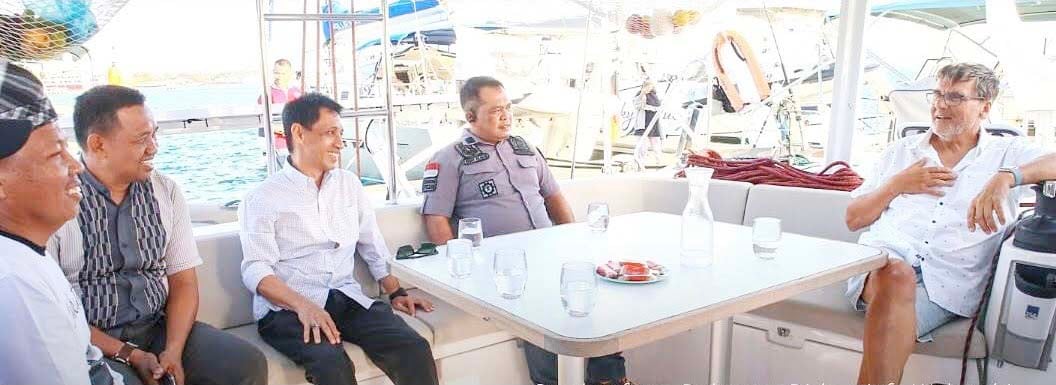 DESTINASI TUJUAN : Bupati Wakatobi, H. Haliana (tengah) bersama pejabat Pemkab saat melakukan kunjungan ke kapal peserta Sail Wakatobi tahun 2023, kemarin. (ASTY NOVALISTA/KENDARI POS)