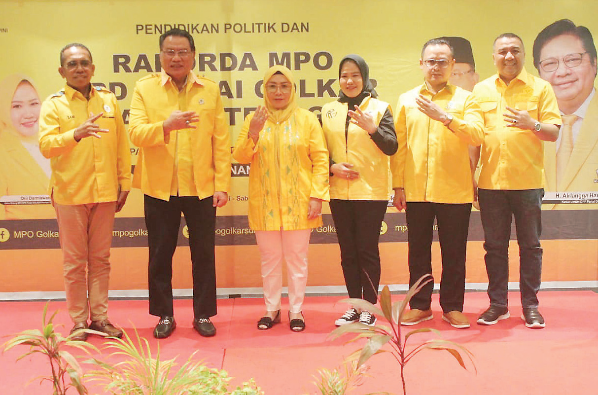 KONSOLIDASI: Ketua DPD I Golkar Sultra Herry Asiku (dua kanan), Ketua Bapilu DPD I Golkar Sultra Aksan Jaya Putra (kanan) dan Ketua Bidang MPO DPD I Golkar Sultra Ony Darmawan saat Rakorda MPO DPD Golkar Sultra di Swiss Belhotel Kendari, akhir pekan lalu.