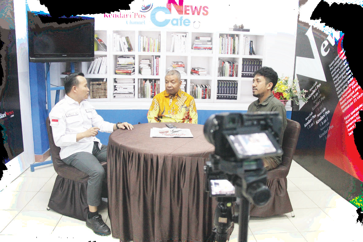 Rektor Unsultra Prof. Andi Bahrun (tengah) tampil di podcast Kendari Pos Channel bersama Direktur Kendari Pos Awal Nurjadin (kiri) dan Host KP Channel Ramadhan Haki.