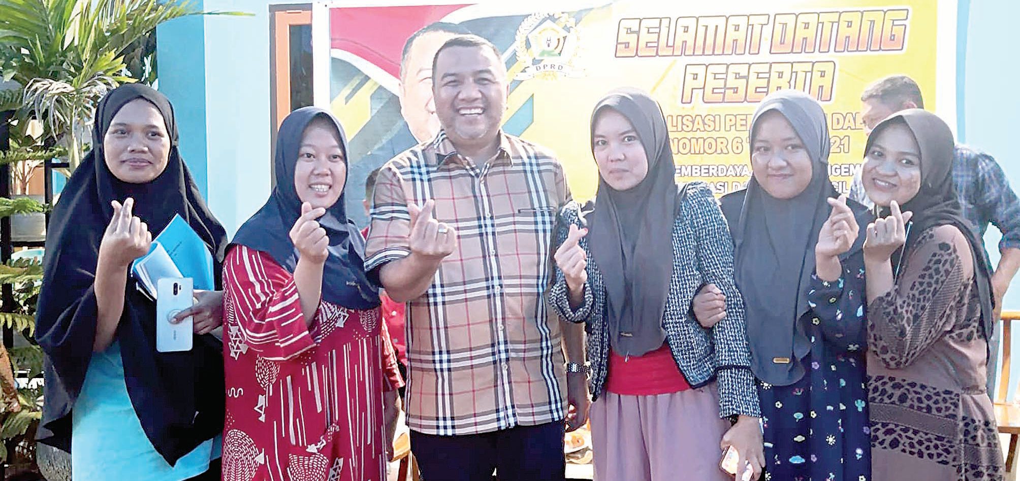 GELAR SOSPER: Aksan Jaya Putra (AJP) foto bersama warga Kelurahan Mataiwoi usai melaksanakan Sosper pemberdayaan Koperasi dan UMKM. (Kamaludin/Kendari Pos)