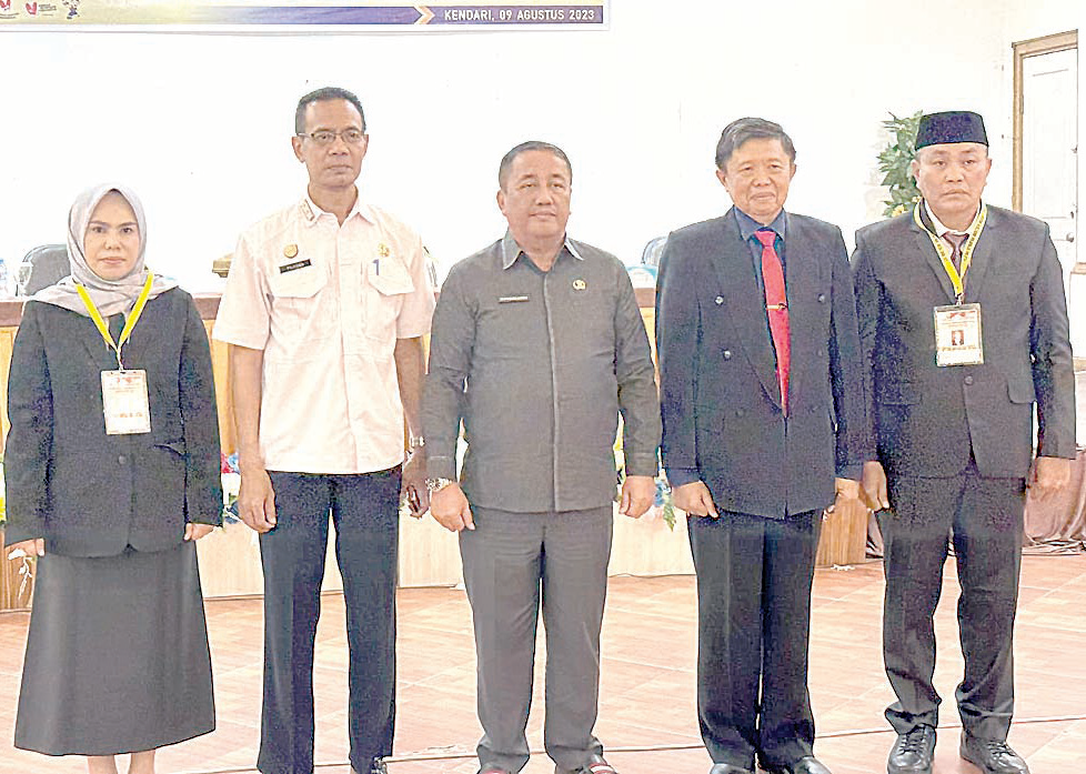 Kepala BPSDM Sultra, Syahruddin Nurdin (tengah) foto bersama pemateri PKA dan beberapa peserta yang mengikuti pelatihan, kemarin. (M uhammad Akbar Ali/Kendari Pos)