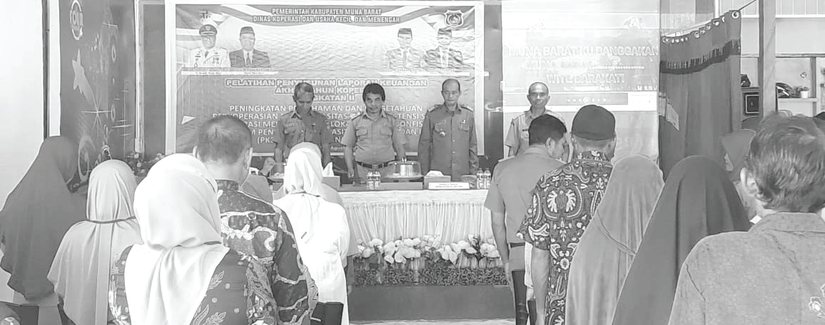 Kepala Dinas Koperasi dan UMKM Mubar, La Ode Takari (depan, kedua dari kanan) hadir membuka pelaksanaan rapat penyusunan LPJ keuangan akhir tahun koperasi. ()