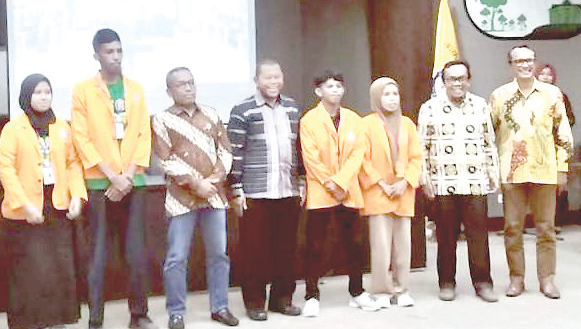 Foto bersama Rektor UHO, Prof. Dr. Muhammad Zamrun Firihu, S.Si.,M.Si., M.Sc., (tiga kiri) didampingi Ketua LPPM UHO, Dr. La Aba (kanan), Sekretaris LPPMP UHO, Dr. Muhaimin Hamzah, S.Pi., M.Si (dua dari kanan), Sekretaris Penelitian LPPM UHO, Dr. Muliddin (paling kanan), serta perwakilan mahasiswa KKN PUPR UHO, Zahra Nur Ilmi (paling kiri), usai kegiatan pelepasan KKN, kemarin (10/8). (Humas UHO for Kendari Pos)