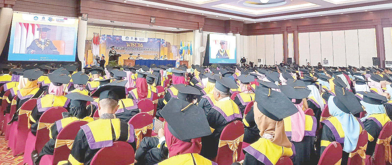 Suasana wisuda UT yang digelar di Sahid Azizah Syariah Hotel and Convention Kendari, kemarin (10/8). (Ewin Endang Sahputri/Kendari Pos)