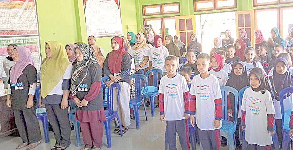 PEMENUHAN GIZI : Suasana kampanye Gemarikan yang dihelat pihak DKP Wakatobi berkolaborasi dan TP PKK Kabupaten bagi anak-anak dalam upaya menekan angka tengkes. (ASTY NOVALISTA/KENDARI POS)