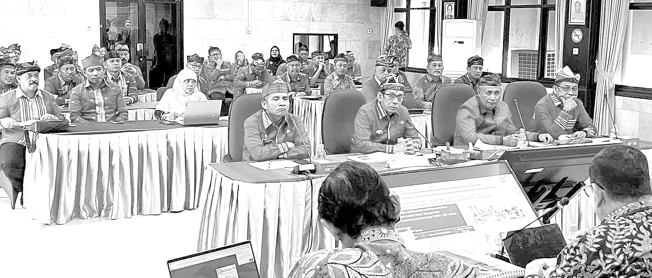 EVALUASI : Pj. Bupati Buton, Basiran (kedua dari kiri, depan) saat menghadapi tim penilai kinerja penjabat kepala daerah dari Kemendagri di Jakarta. (DISKOMINFO KABUPATEN BUTON FOR KENDARI POS)