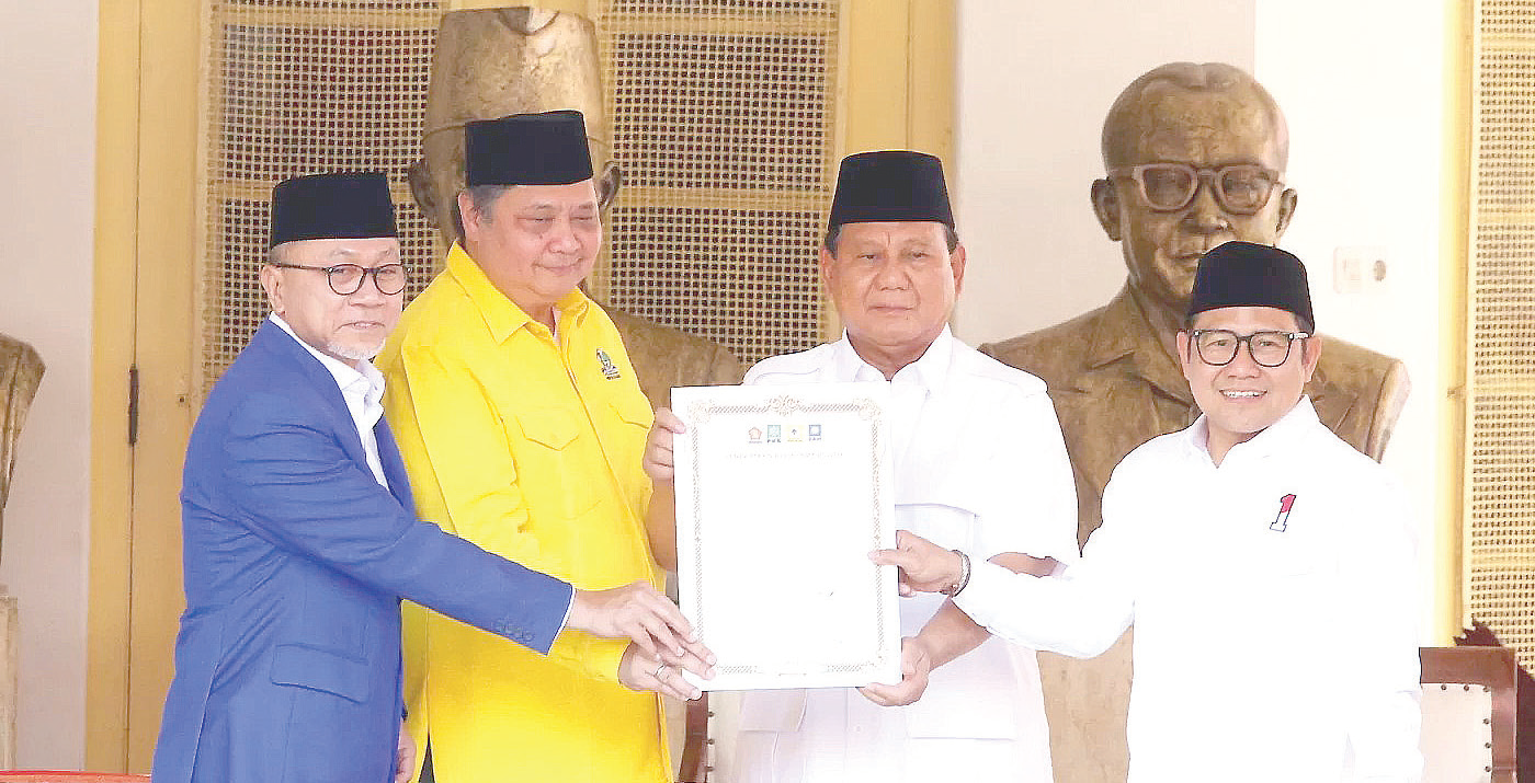 Ketua Umum Partai Golkar Airlangga Hartarto (2 dari kiri), dan Ketum PAN Zulkifli Hasan (kiri) bersama Ketua Umum PKB Muhamimin Iskandar (kanan) saat mendeklarasikan dukungan kepada Ketua Umum Gerindra Prabowo Subianto (2 dari kanan) sebagai Capres 2024 di Museum Perumusan Naskah Proklamasi, Menteng, Jakarta Pusat, Minggu (13/8/2023). (Miftahul Hayat/ Jawa Pos)