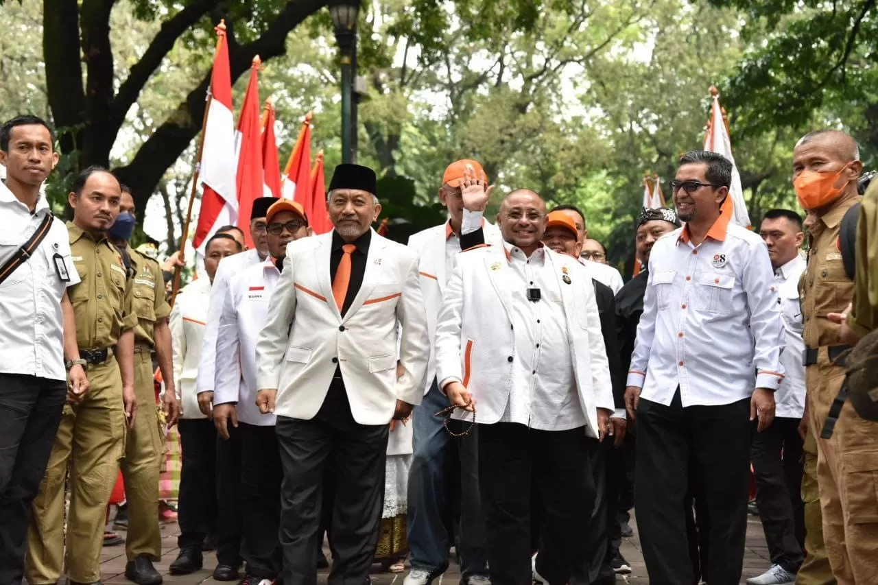 Sekretaris Jenderal (Sekjen) Habib Aboe Bakar Alhabsy bersama Presiden PKS Ahmad Syaikhu saat hendak mendaftarkan bacaleg di kantor KPU RI, Jalan Imam Bonjol, Jakarta Pusat, Senin (8/5). (Istimewa)