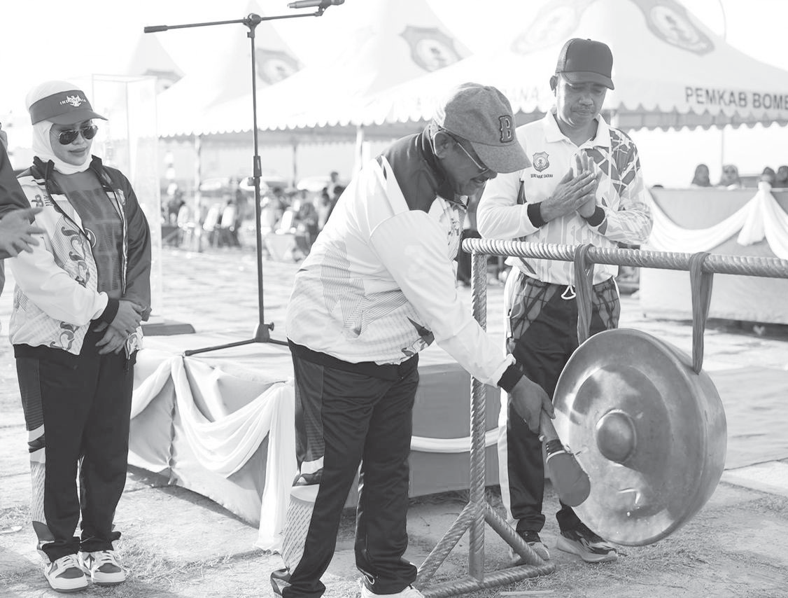 SEMARAK: Pj Bupati Bombana Burhanuddin memukul gong tanda dimulainya beragam lomba dalam rangka peringatan HUT ke 78 kemerdekaan RI.