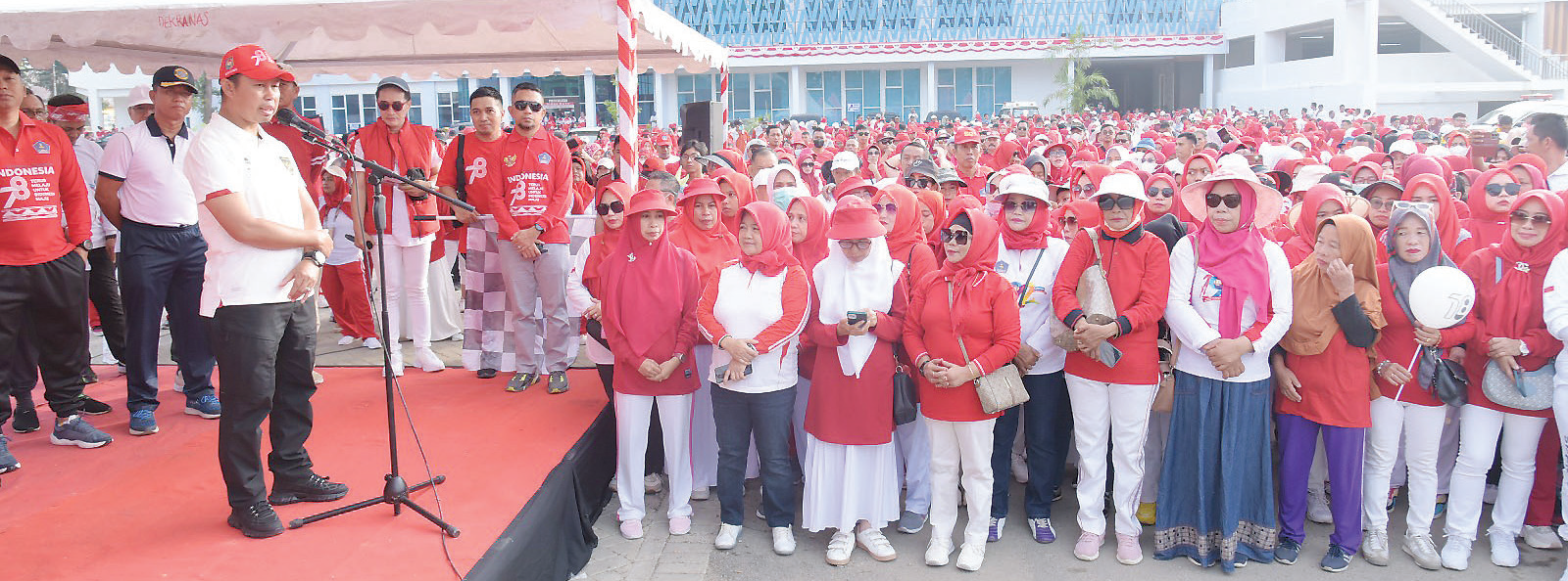 Pj. Wali Kota Kendari, Asmawa Tosepu memberikan arahan sekaligus membuka seremonial jalan sehat kemerdekaan.