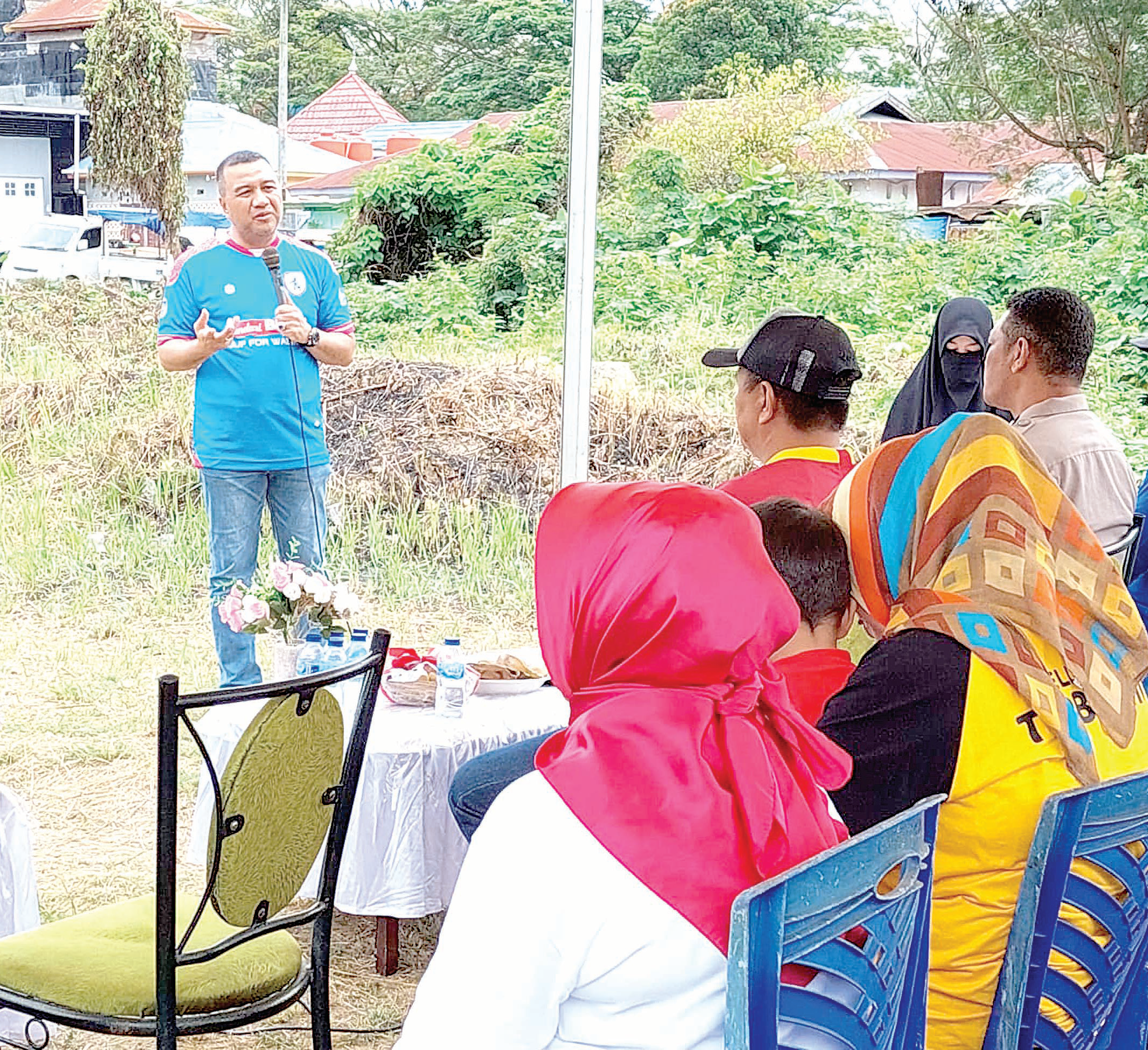 BUKA PORSENI: Aksan Jaya Putra (AJP) membuka Porseni dalam rangka memperingati HUT Kemerdekaan di Kelurahan Tobuuha, Kecamatan Puuwatu Kota Kendari, Minggu (13/8) kemarin. (Kamaluddin/Kendari Pos)