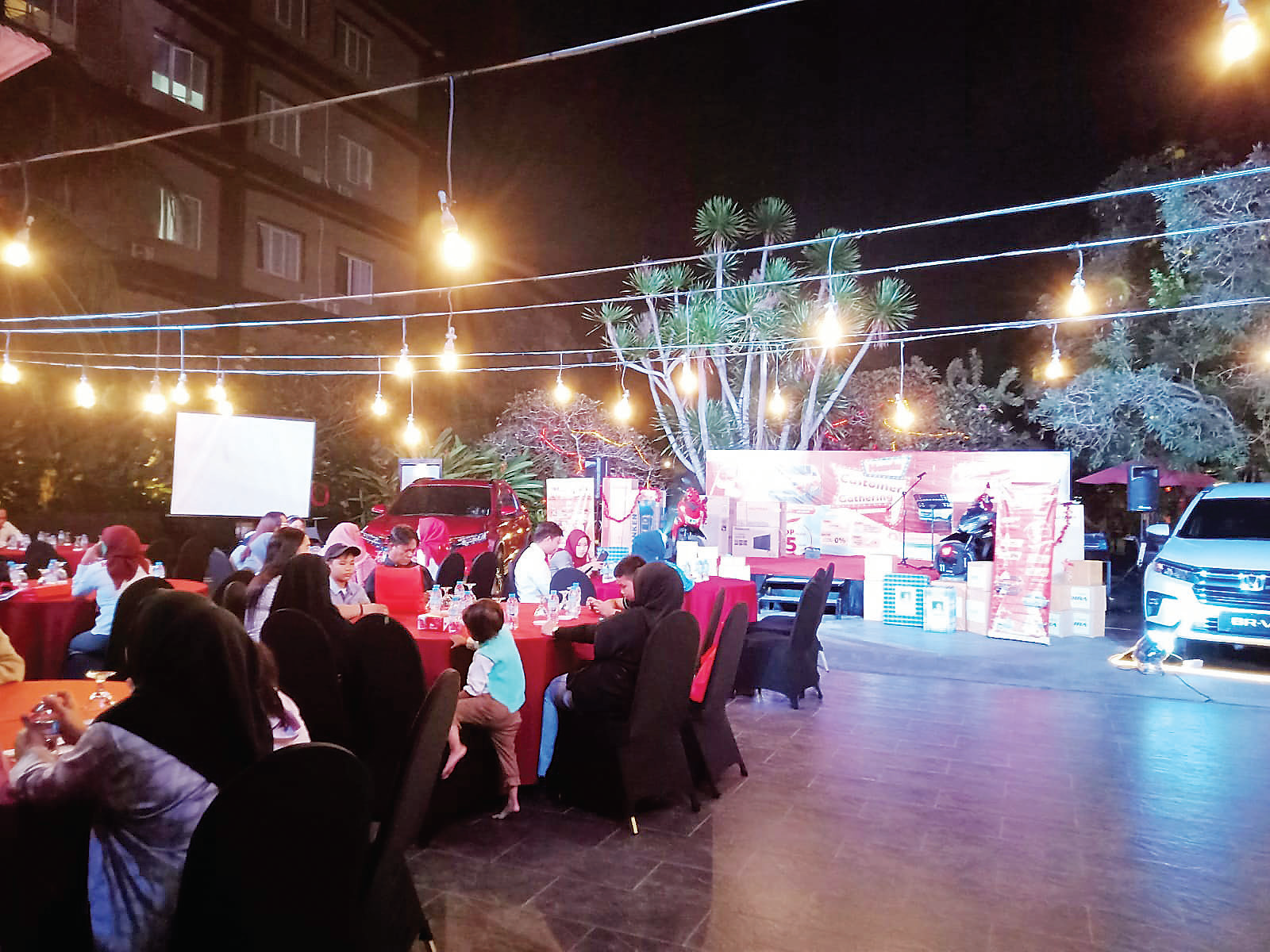 Suasana cutomer gathering yang dilaksanakan Honda Cahay Gratia Kendari di Swiss-bell hotel kendari. (HONDA CAHAYA GRATIA KENDARI FOR KENDARI POS)