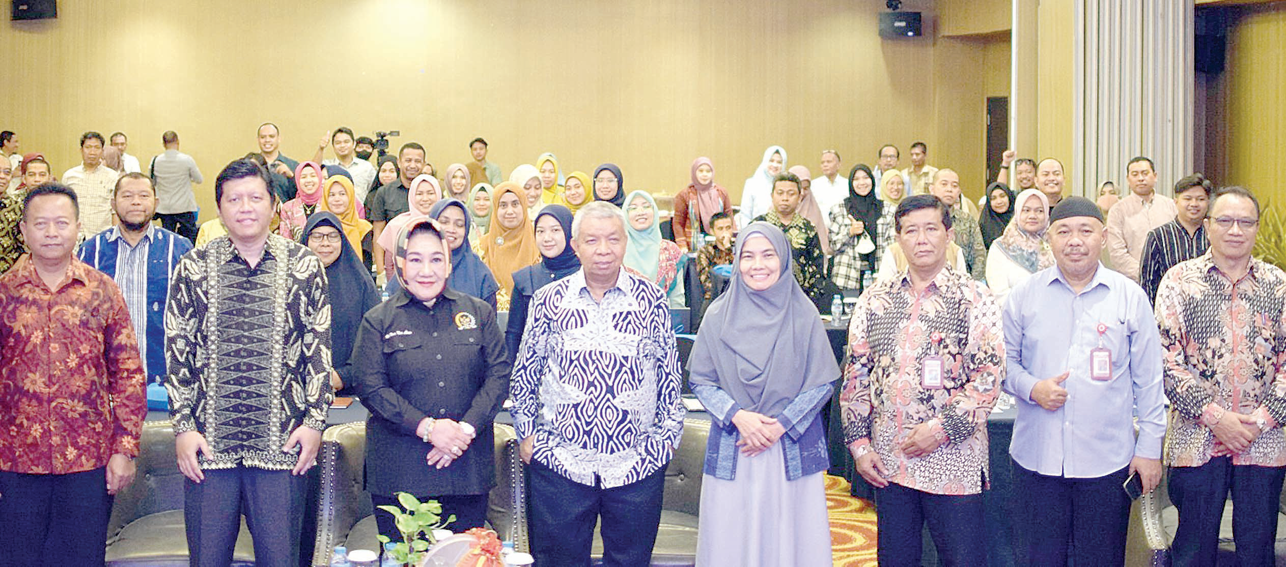 Foto bersama Koordinator Pengabdian Kepada Masyarakat (DRTPM) Ditjen Diktiristek Luthfi Ilham Ramdhani (dua dari kiri) Rektor Unsultra Prof. Dr. Andi Bahrun, M.Sc., Agric., (empat dari kiri) dan Anggota DPR RI Komisi X Dra. Hj. Tina Nur Alam, M.M (tiga dari kiri) usai kegiatan. (Ewin Endang Sahputri/Kendari Pos)