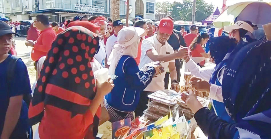 PANGAN DIJUAL MURAH: Pj Wali Kota Kendari Asmawa Tosepu menyalami pedagang yang berjualan di pasar pangan murah di kawasan Kali Kadia, kemarin (14/8) dalam rangka peringatan HUT ke 78 Kemerdekaan RI.