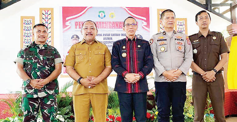 Pj. Bupati Bombana Burhanuddin (dua dari kiri), Pj. Bupati Buton Basiran (tiga dari kanan) bersama dengan Forkopimda Bombana setelah MoU KAD.