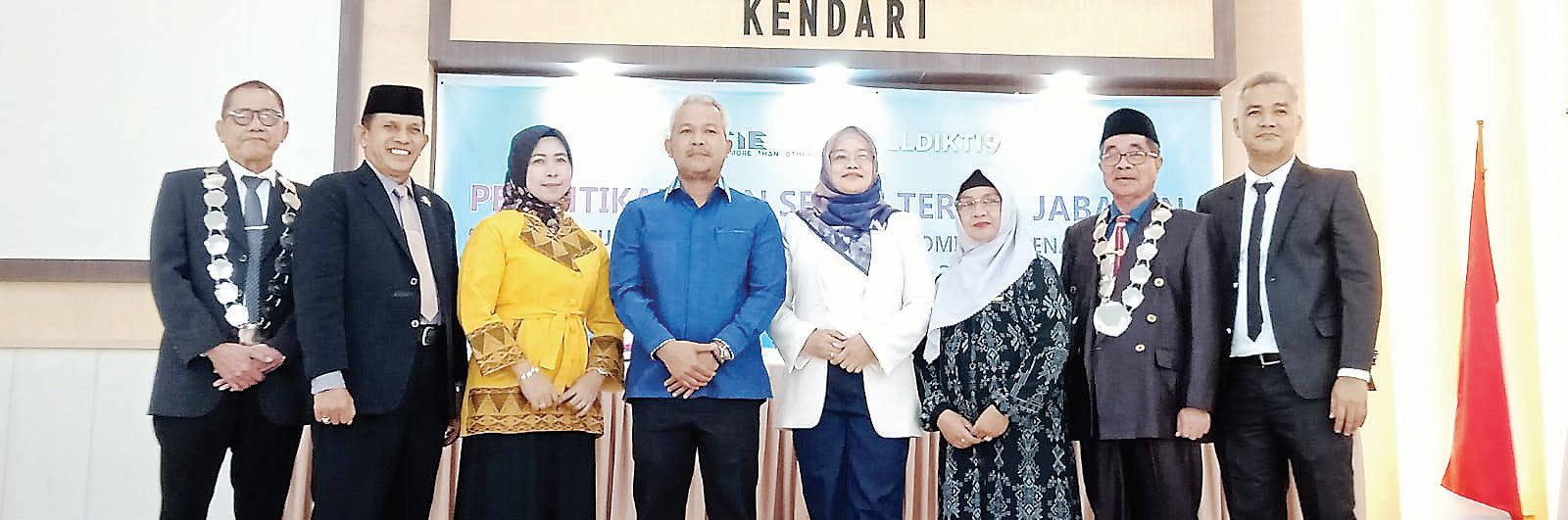 Foto bersama Ketua Yayasan STIE 66 Kendari, Irma Nurjannah, ST., MT (keempat dari kanan), Prof. Dr. H. Abdul Aziz Muthalib, S.E (dua dari kanan), Dr. Bakhtiar Abbas, M.Si (dua dari kiri), usai pelantikan Ketua STIE 66 Periode 2023/2027.