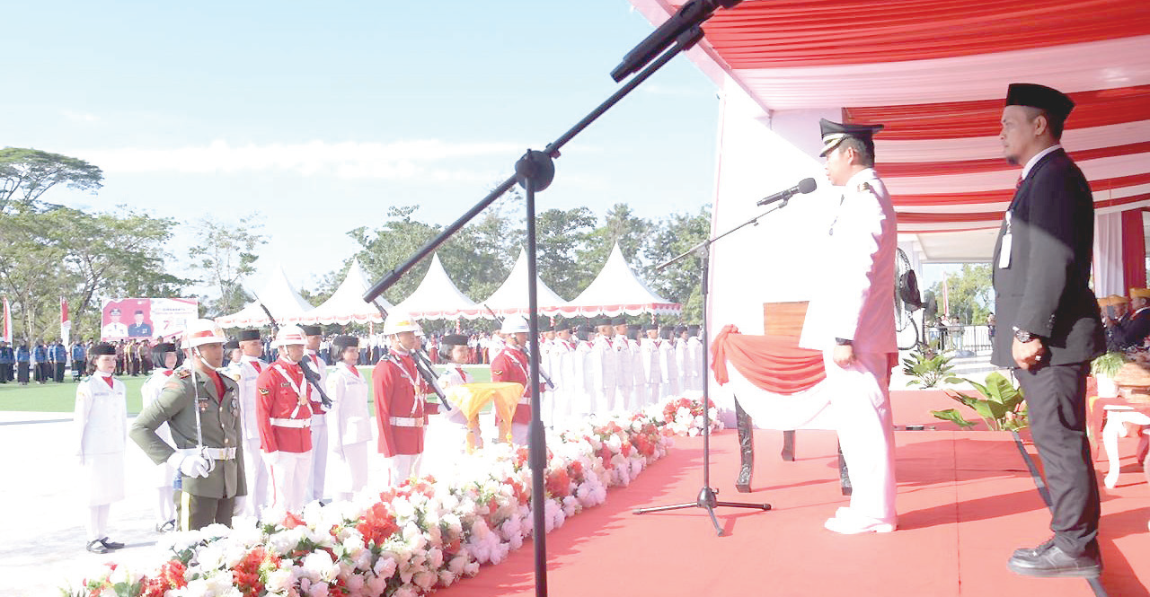 Pj Wali Kota Kendari, Asmawa Tosepu memasuki lapangan upacara di Balai Kota Kendari. Pada kesempatan itu, Asmawa bertindak sebagai inspektur upacara peringatan Hari Kemerdekaan ke-78 RI.