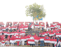 Mapala Unsultra Bentangkan Ratusan Bendera Merah Putih