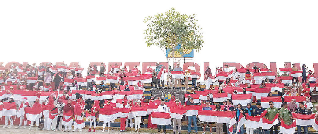 Pembentangan 300 ratus bendera di Kolam Retensi Boulevard Kendari, saat puncak peringatan Hari Kemerdekaan RI ke 78 tahun. (Ewin Endang Sahputri/Kendari Pos)