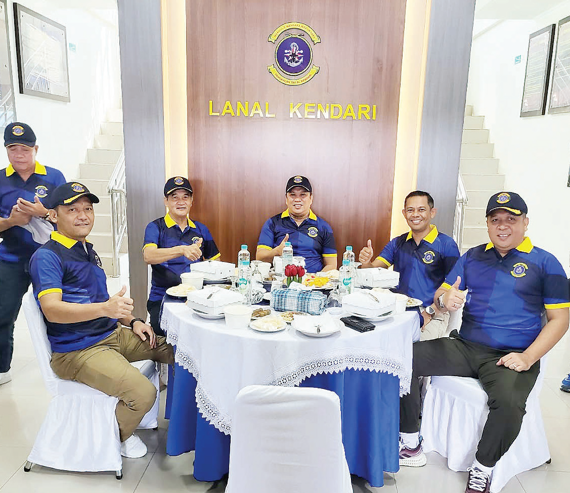 Bupati Konut, Dr.Ruksamin (tengah) dan Danlanal Kendari Kolonel Laut (P) Abdul Kadir Mulku Zahari (2 dari kanan) dalam pembukaan turnamen bola voli pantai di Mako Lanal Kendari, Rabu (2/8), kemarin. Turut hadir pula, Wakil Bupati Konut, Abuhaera (2 dari kiri), Kapolres AKBP Priyo Utomo (kiri) dan Komandan Kodim 1430/Konut, Letkol Kav Sofyan (kanan). (HELMIN TOSUKI / KENDARI POS)